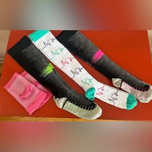 Compression Socks 4 pairs All like new, 2 Never worn, 2 worn once price is 4 all